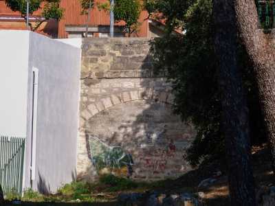 Tra quest�ultima e lo slargo della ferrovia c�� un dislivello di 5-6 metri, ben evidenziato da una delle arcate di Masotino posta lateralmente alla scalinata